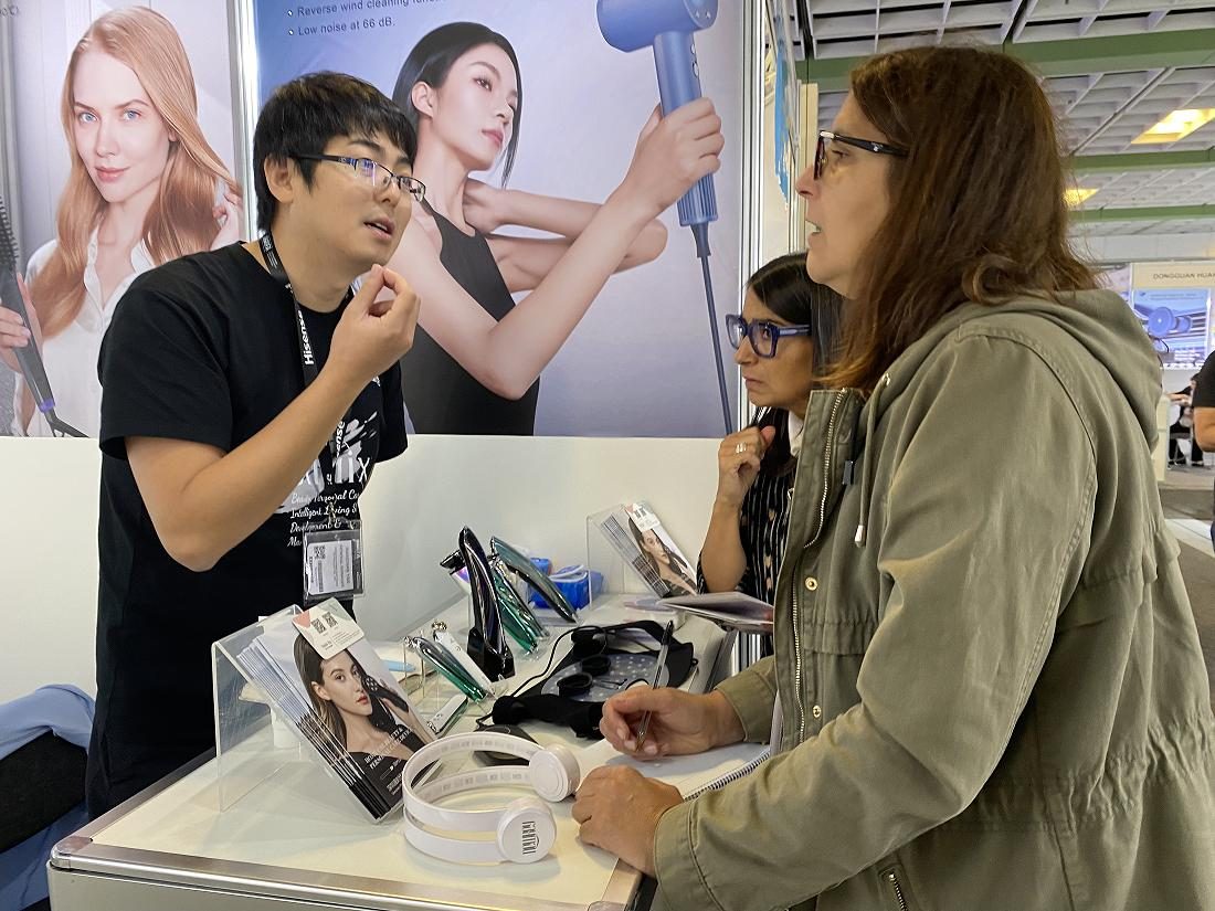 Buyers at Mtimes booth in Germany